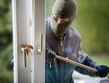 Βόλος: Διέρρηξαν σπίτι μπροστά στους γείτονες!